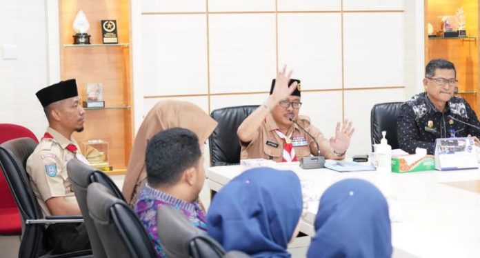 Sekretaris Daerah (Sekda) Kota Batam sekaligus Ketua Kwartir Cabang Gerakan Pramuka Kota Batam, Jefridin Hamid memimpin jalannya rapat persiapan seleksi peserta Rainas yang akan menjadi wakil Kota Batam di kancah nasional tersebut, di Kantor Wali Kota Batam, pada Kamis (23/2/2023). (Foto : abyaqsa ramadan - batamtv.com)