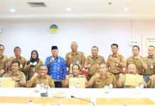 read news – Jefridin Lepas Delapan ASN Masuki Masa Pensiun Setdako Batam Jefridin saat pelepasan ASN di Ruang Rapat Sekda Lantai 2 Kantor Walikota Batam, Senin (27/2/2023). (Foto : abyaqsa ramadan - batamtv.com)