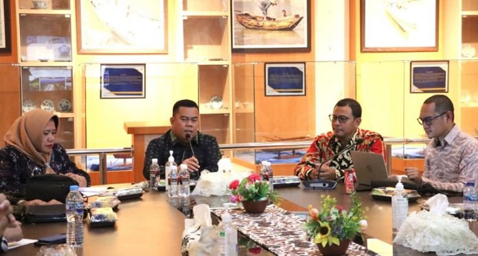 Penetapan oleh Komisi Pemberantasan Korupsi (KPK) RI atas dua desa di Kabupaten Bintan yang akan menjadi pilot project (percontohan) Desa Anti Korupsi terungkap setelah pertemuan KPK dengan Sekda Bintan, Kamis (2/2/2023).  Sekda Bintan Ronny Kartika (kedua dari kiri)  menyambut kunjungan perwakilan Deputi Pendidikan dan Peran Serta Masyarakat Komisi Pemberantasan Korupsi (KPK) RI di ruang Museum Bahari Bintan. ( Foto : dwi susilo - batamtv.com)