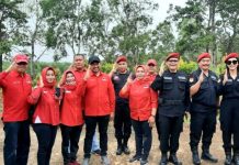 read news – Pengurus PDI Perjuangan di Kepri Lakukan Penanaman Pohon Ketua DPRD Kota Batam, Nuryanto (kelima dari kiri, topi hitam) saat mengikuti kegiatan rutin penanaman pohon di Nongsa, Sabtu, (28/1/2023) (Foto : muhammad amin - batamtv.com)