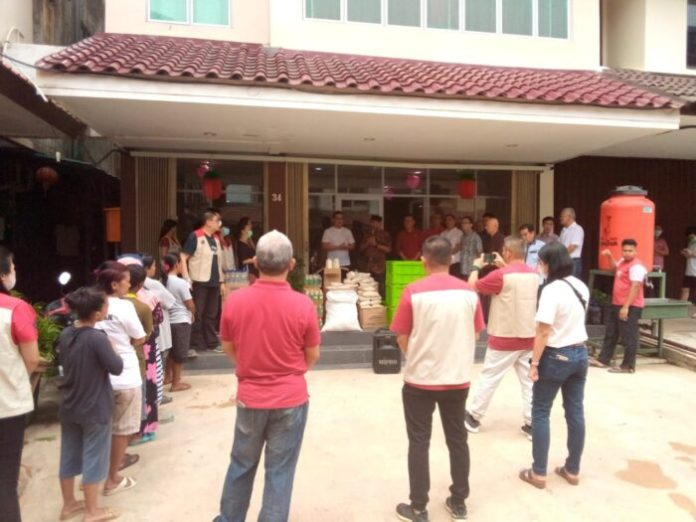 Yayasan Vihara Bodhi Marga, Jodoh, Batam. Mereka  menggelar bakti sosial (baksos) dalam bentuk  ratusan paket sembako kepada masyarakat sekitar. Kegiatan yang digelar di halaman Yayasan Vihara Bodhi Marga, Jodoh,Batam pada Minggu (12/2/2023)  mendapatkan apresiasi  dari Ketua Dewan Perwakilan Rakyat Daerah (DPRD) Kota Batam Nuryanto SH MH. (Foto : abyaqsa ramadan - batamtv.com)