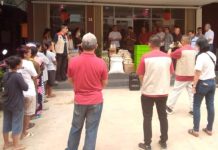 read news- Vihara Bodhi Marga Bagikan Paket Sembako, Nuryanto: Kami Apresiatif Yayasan Vihara Bodhi Marga, Jodoh, Batam. Mereka menggelar bakti sosial (baksos) dalam bentuk ratusan paket sembako kepada masyarakat sekitar. Kegiatan yang digelar di halaman Yayasan Vihara Bodhi Marga, Jodoh,Batam pada Minggu (12/2/2023) mendapatkan apresiasi dari Ketua Dewan Perwakilan Rakyat Daerah (DPRD) Kota Batam Nuryanto SH MH. (Foto : abyaqsa ramadan - batamtv.com)