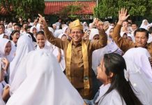 read news – SMA Negeri 2 Karimun Ketambahan Dua Ruang Kelas Baru Gubernur Kepulauan Riau H. Ansar Ahmad saat meresmikan penggunaan dua ruang kelas baru di SMA Negeri 2 Karimun, Selasa (7/2/2023). Di Karimun, Pemprov Kepri mengalokasikan anggaran sarpras SMA SMK dan SLB sebesar Rp7.421.193.050. ( Foto : abdi perdana - batamtv.com)