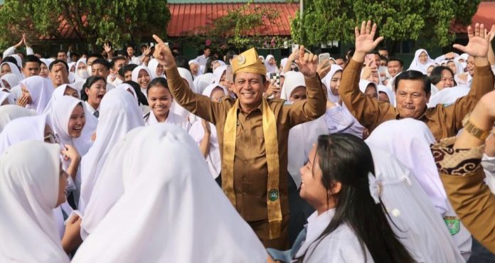 Gubernur Kepulauan Riau H. Ansar Ahmad saat meresmikan penggunaan dua ruang kelas baru di SMA Negeri 2 Karimun, Selasa (7/2/2023). Di Karimun, Pemprov Kepri mengalokasikan anggaran sarpras SMA SMK dan SLB sebesar Rp7.421.193.050. ( Foto : abdi perdana - batamtv.com)