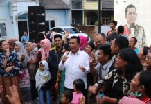 read news – Warga Perumahan Maitri Garden 2 Batam Sambut Silaturahmi Gubernur Ansar Dalam suasana keceriaan kehadiran Gubernur Kepri Ansar Ahmad (tengah baju putih) ke Perumahan Meitri Garden 2 bersama annggota DPRD Provinsi Kepri, Sabtu (18/2/2023), dalam rangka kunker dan melihat langsung pekerjaan pekerjaan tahun 2022 lalu. ( Foto : muhammad amin - batamtv.com)