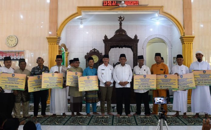 (Foto : abdi perdana - batamtv.com) Bertempat di Sedanau Gubernur Kepri Ansar Ahmad menyambangi Masjid An Nur Sedanau Natuna untuk mengikuti Isra Miraj 1444 Hijriyah. Dalam acara yang berlangsung Jum'at (17/02), Gubernur Ansar Ahmad (kelima dari kanan) juga memboyong ustad Dery Sulaiman yang mengisi tausiyah. (Foto : abdi perdana - batamtv.com)