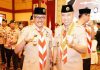 read news – Gerakan Pramuka Kwarcab Batam Bakal Bersinergi dengan Kwarda Kepri Acara juga disaksikan Sekretaris Daerah (Sekda) Kota Batam Jefridin Hamid ( kiri) yang juga Ketua Kwartir Cabang Gerakan Pramuka Kota Batam . Jefridin menyampaikan selamat atas dilantiknya Ketua Mabida Kepri Ansar Ahmad dan Ketua Kwarda Kepri Adi Prihantara dan pengukuhan LPK Kwarda Kepri Masa Bhakti 2022-2027. (Foto : abyaqsa ramadan - batamtv.com)