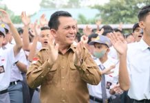 read news – Wujudkan SDM Unggul di SMAN 3 demi Tingkatkan Daya Saing Propinsi Kepri Gubernur Kepulauan Riau H. Ansar Ahmad saat mengunjungi SMA Negeri 3 Batam, Senin (27/2/2023). Di sekolah unggulan ini, 1.545 siswa-siswi berkumpul di lapangan sekolah. (Foto : muhammad amin - batamtv.com)