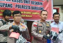 read news – Wanita Muda di Sekupang Nyaris jadi Korban Kejahatan Kapolsek Sekupang, Kompol Z A Cristopher Tamba (kedua dari kanan) saat eksposes kasus Kamis (23/02) menyebut kalau tersangka CWN dan korban sudah saling kenal memalui aplikasi media kencan (Tan-Tan) sekitar 1 minggu lamanya. Tersangka membujuk korban untuk keliling dan berhenti disebuah pondok, lalu pelaku memaksa korban untuk menuruti hawa nafsu pelaku . ( Foto : abyaqsa ramadan - batamtv.com)