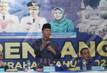 read news – Amsakar Ingin Warga Kompak dalam Mendukung Pembangunan di Batam Wakil Wali Kota Batam, Amsakar Achmad, terus mengajak masyarakat menjaga kekompakan dalam membangun Batam.yang Amsakar yang disampaikannya saat Musrenbang Tingkat Kelurahan Patam Lestari Tahun 2023 di Fasum Perumahan Puri Rhabayu RT 005 RW 015, Selasa (31/1/2023). Dia mengajak semua harus kompak, dengan kekompakan pembangunan pun akan lancar. ( Foto : abyaqsa ramadan - batamtv.com)