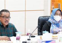 read news – KASN Berikan Penghargaan ke Pemko Batam Sekretaris Daerah (Sekda) Kota Batam Jefridin Hamid (kiri) atas nama Wali Kota Batam H. Muhammad Rudi bersyukur Pemko Batam kembali mendapatkan penghargaan dari KASN. Tentu penghargaan ini akan menjadi motivasi ke depannya agar terus lebih baik. Pemko Batam kembali mendapatkan penghargaan dari KASN dimana di Kepri hanya Batam yang dapat, Kamis (2/2/2023) ( Foto : muhammad amin - batamtv.com)