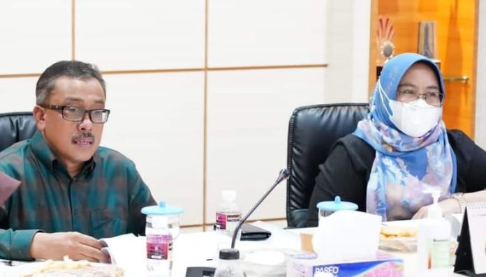 Sekretaris Daerah (Sekda) Kota Batam Jefridin Hamid (kiri) atas nama Wali Kota Batam H. Muhammad Rudi bersyukur Pemko Batam kembali mendapatkan penghargaan dari KASN. Tentu penghargaan ini akan menjadi motivasi ke depannya agar terus lebih baik. Pemko Batam kembali mendapatkan penghargaan dari KASN dimana di Kepri hanya Batam yang dapat, Kamis (2/2/2023) ( Foto : muhammad amin - batamtv.com)