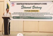 read news – Kontraktor Batam Bersatu Gelar Diskusi Kinerja dan Kualitas Wakil Wali Kota Batam Amsakar Achmad saat Rapat Tahunan dan Forum Diskusi terkait strategi dalam mengaplikasikan dokumen lelang atau kontrak ke pelaksanaan lapangan. Acara dilangsungkan oleh Kontraktor Batam Bersatu (KBB) di Hotel Harris Batam center, Selasa (31/1/2023). Dia menyambut baik diskusi krusial karena memiliki urgensi meningkatkan kualitas dan daya saing . (Foto : muhammad amin - batamtv.com)