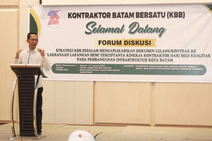 Wakil Wali Kota Batam Amsakar Achmad saat Rapat Tahunan dan Forum Diskusi terkait strategi dalam mengaplikasikan dokumen lelang atau kontrak ke pelaksanaan lapangan.  Acara dilangsungkan  oleh Kontraktor Batam Bersatu (KBB) di Hotel Harris Batam center, Selasa (31/1/2023). Dia menyambut baik diskusi  krusial karena memiliki urgensi meningkatkan kualitas dan daya saing . (Foto : muhammad amin - batamtv.com)