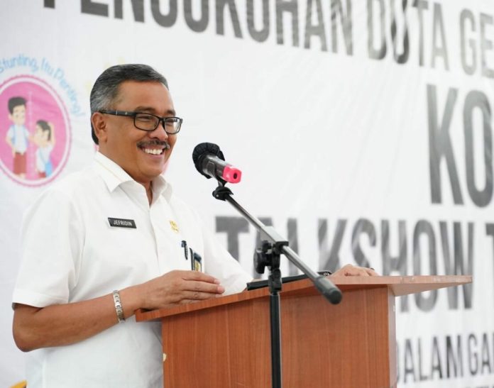 Para remaja berperan penting dalam pencegahan stunting. Hal ini disamoaikan Setdako Batam Jefridin Hamid yang mengatakan  remaja merupakan kelompok yang memiliki andil besar dalam menghasilkan keturunan di masa depan. di Asrama Haji, Selasa (31/1/2023). ( Foto : muhammad amin - batamtv.com,)