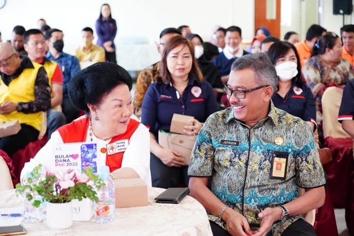 Acara Penutupan sekaligus Serah Terima Piagam Bulan Dana PMI Kota Batam Tahun 2022  dihadiri Sekretaris Daerah (Sekda) Batam, Jefridin Hamid (kanan) bersama Ketua PMI Kota Batam Sri Sudarsono di Gedung PMI Kota Batam, Kamis (2/2/2023). (Foto : muhammad amin - batamtv.com)