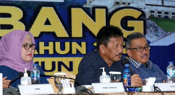 (Foto : abyaqsa ramadan- batamtv,com) Walikota Batam, HM Rudi hadir di Musrenbang tingkat Kecamatan Batu Ampar, pada Kamis (2/2/2023). Muhammad Rudi, mengajak masyarakat Batam untuk menyampaikan aspirasi terkait rencana pembangunan Batam melalui Musyawarah Rencana Pembangunan (Musrenbang). Wali Kota Batam, Muhammad Rudi, mengapresiasi antusias masyarakat ikut Musrenbang. Ia mempersilakan masyarakat menyampaikan apa keinginan masyarakat. (Foto : abyaqsa ramadan- batamtv,com)
