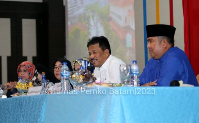 Musrenbang dilanjutkan ke pembahasan di tingkat kecamatan.  Wali Kota Batam Haji Muhammad Rudi (baju putih) mengikuti musrenbang Kecamatan Bengkong di Ballroom D Restoran Golden Prawn, Jumat (3/2/2023). Wali Kota Rudi pun mengikuti pembahasan usulan pembangunan tersebut. Rapat pembahasan dipimpin langsung Camat Bengkong Muhammad Fairuz Ramadhan Batubara. (Foto : muhammad amin - batamtv.com)