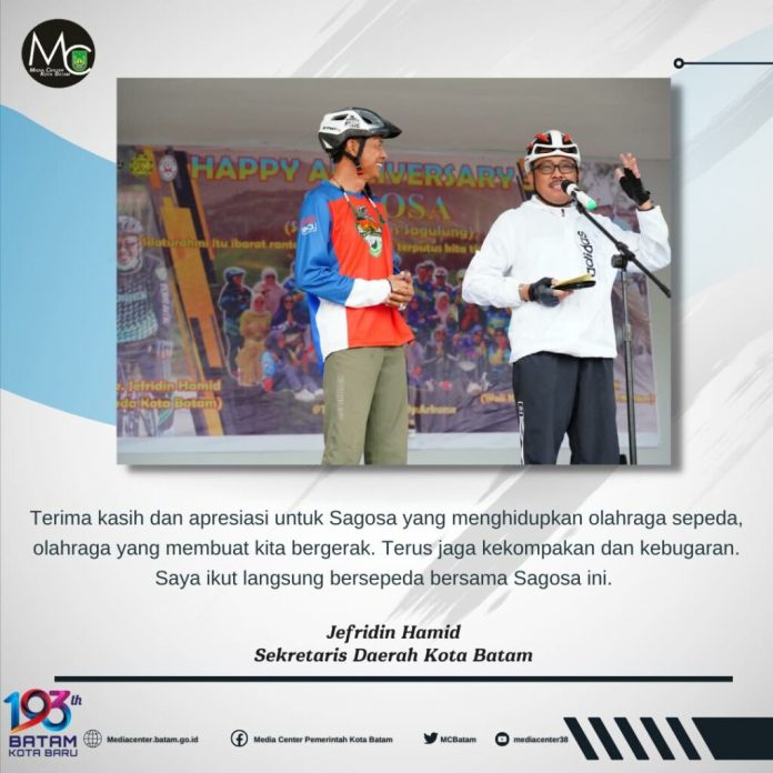 Sekretaris Daerah (Sekda) Batam, Jefridin Hamid, (kanan) usai  melakukan Gowes Bareng Sagosa, Minggu (12/2/2023).  Gowes bareng Sagosa itu dalam rangka memperingati Hari Ulang Tahun (HUT) ke-3 Sagosa di Tropical Garden by Arkana Marina Kolam, Tanjung Riau, Sekupang. (Foto : muhammad amin - batamtv.com,)