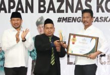 read news – Walikota Batam HM Rudi Terima Baznas Award Penghargaan kepada Wali Kota HM Rudi (kanan) yang diserahkan oleh Pengurus Pusat Baznas Bidang Pendistribusian dan Pendayagunaan Saidah Sakwan di acara Focus Group Discussion dengan tema, Harapan Baznas Kota Batam 2023 untuk Ummat. Kegiatan ini digelar di Restoran Golden Prawn, Bengkong, Selasa (14/2/2023) pagi. (Foto : abyaqsa ramadan - batamtv.com)