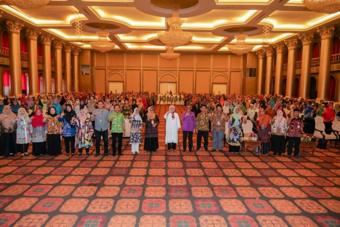 Hal ini disampaikan oleh Wakil Gubernur Kepri, Marlin Agustina Rudi (tengah baju putih) saat membuka langsung kegiatan Assesmen dan Penilaian serta Kegiatan Pendidikan Holistik Berbasis Karakter di Hotel Harmonie One Batam Centre, Kamis (16/02/2023). ( Foto : muhammad amin - batamtv.com)