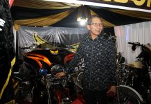 read news -Komunitas Motor Besar Kota Batam Berulang Tahun ke 6 Acara ulang tahun hari jadi ke 6 komunitas motor besar bernama Motor Besar Club (MBC). Dalam acara yang berlangsung di Mall Botania ini, dihadiri oleh Wakil Walikota Batam Amsakar Achmad Sabtu (25/2/2023) malam . (Foto : abyaqsa ramadan - batamtv.com)