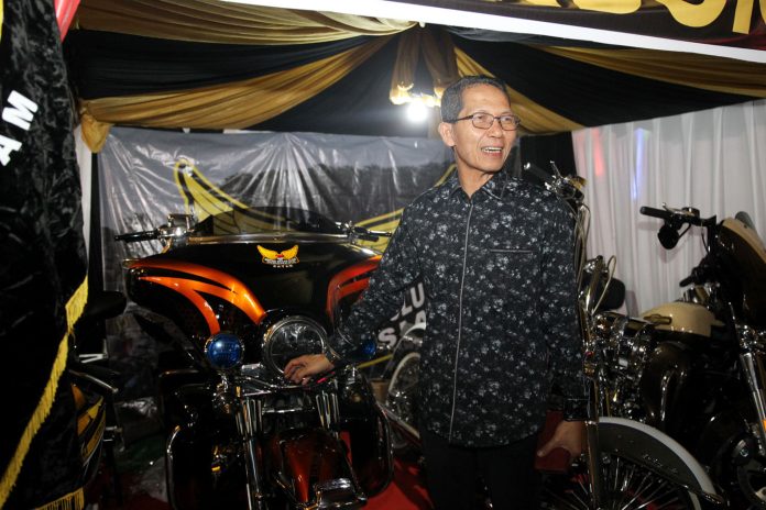 Acara ulang tahun hari jadi ke 6 komunitas motor besar bernama Motor Besar Club (MBC). Dalam acara yang berlangsung di Mall Botania ini, dihadiri oleh Wakil Walikota Batam Amsakar Achmad Sabtu (25/2/2023) malam . (Foto : abyaqsa ramadan - batamtv.com)  