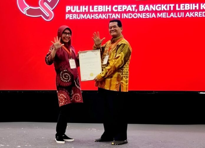 Penghargaan tersebut diserahterimakan secara langsung dari Ketua Eksekutif KARS DR. Dr. Sutoto, M.Kes (kanan) kepada Wakil Direktur Pelayanan Medik dan Perawatan RSUD Embung Fatimah dr Agnes Sintalia Saing, mewakili Direktur RSUD Embung Fatimah Raden Roro Sri Widjayanti Suryandari, tanggal 15 – 17 Februari 2023. (Foto muhammad amin - batamtv.com)