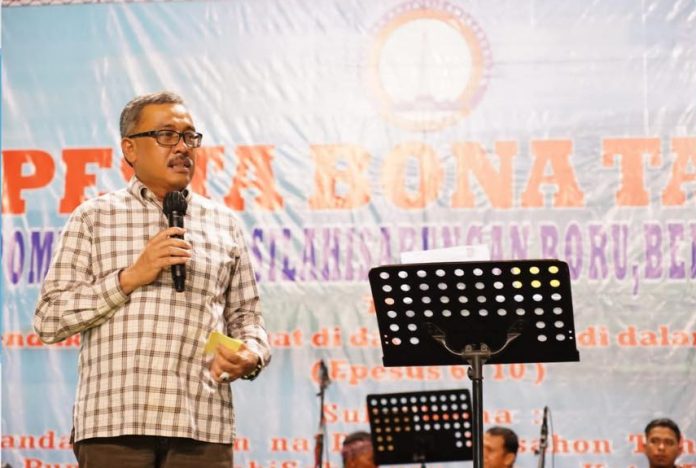 ( Foto : abyaqsa ramadan - batamtv.com) Setdako Batam Jefridin mengajak warga untuk mendukung Pemko Batam dalam melaksanakan pembangunan. Hal itu disampaikan Jefridin saat menghadiri Pesta Bona Taon Punguan Pomparan Raja Silahisabungan Boru, Bere, Ibebere Kota Batam di Sporthall Indoor Temenggung Abdul Jamal, Sabtu (18/2/2023). ( Foto : abyaqsa ramadan - batamtv.com)