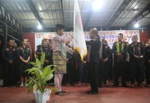 read news – Badan Pengurus Satgas NTT Peduli Kepri Resmi Dilantik Wali Kota Batam, Muhammad Rudi (baju putih kiri) , saat mengukuhkan Badan Pengurus Satgas NTT Peduli Kepri di Halaman Gereja Katolik Paroki Kerahiman Ilahi Tiban, Sekupang, Kamis (16/2/2023) malam. Rudi mengajak semua menjaga suasana Batam tetap kondusif agar pembangunan makin cepat. (Foto : muhammad amin - batamtv.com)