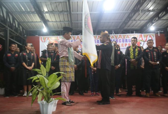 Wali Kota Batam, Muhammad Rudi (baju putih kiri) , saat mengukuhkan Badan Pengurus Satgas NTT Peduli Kepri di Halaman Gereja Katolik Paroki Kerahiman Ilahi Tiban, Sekupang, Kamis (16/2/2023) malam. Rudi mengajak semua  menjaga suasana Batam tetap kondusif agar pembangunan makin cepat. (Foto : muhammad amin - batamtv.com)