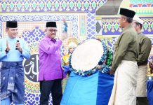 read news – Kalifah STQH Belakang Padang Siap Bersaing di Tingkat Kota Batam Setdako Batam Jefridin (baju ungu) saat membuka STQH Kecamatan Beklakang Padang Kamis (16/2/2023). Dia yakin bahwa qori dan qoriah terbaik akan munbcul dan siap mengharumkan nama Belakangpadang maupun Batam pada umumnya dan selanjutnya dapat mengikuti level STQH yang lebih tinggi. (Doto : muhammad amin - batamtv.com)