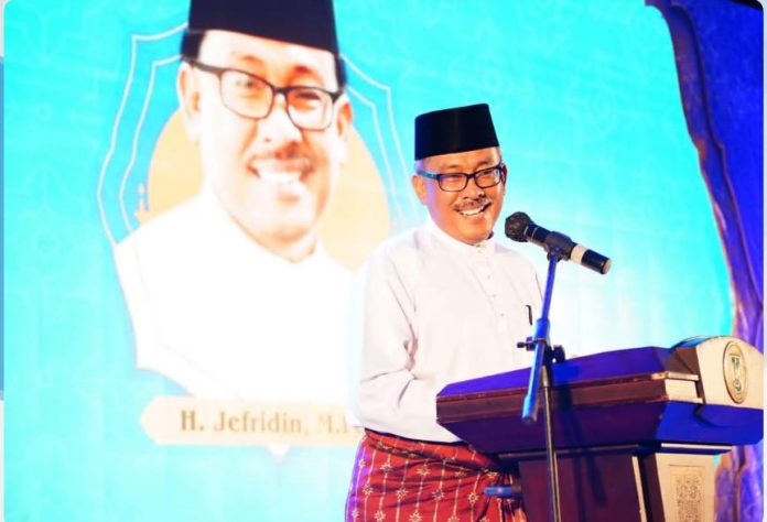 Peringatan Isra Miraj digelar di halaman Masjid Darul Ihsan Tanjung Sengkuang dipadati warga, Sabtu (18/2/2023) malam.   Warga Batam terutama warga setempat antusiasme menghadiri hingga membludak ke jalan depan dan samping Masjid. Sekdako Batam Jefridin Hamid  menyambut gembira antusiasme warga yang hadir dalam kegiatan itu. (Foto : abyaqsa ramadan - batamtv.com)