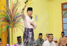 read news – HM Rudi dan Amsakar Terus Genjot Pembangunan Wakil Wali Kota Batam Amsakar Achmad, mengatakan lompatan pembangunan yang dilakukan di Batam merupakan cara Wali Kota Batam Muhammad Rudi dan dirinya berterimakasih kepada masyarakat. Ini dikatakan Amsakar saat hadir dalam Peringatan Isra Miraj Nabi Muhammad SAW di Masjid Al Fauzan Perum Pondok Pratiwi RW 16, Kelurahan Sungai Harapan, Sabtu (17/2/2023) malam. (Foto : abyaqsa ramadan - batamtv.com)