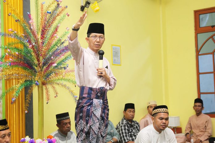 Wakil Wali Kota Batam Amsakar Achmad, mengatakan  lompatan pembangunan yang dilakukan di Batam merupakan cara Wali Kota Batam Muhammad Rudi dan dirinya berterimakasih kepada masyarakat. Ini dikatakan Amsakar saat hadir dalam Peringatan Isra Miraj Nabi Muhammad SAW di Masjid Al Fauzan Perum Pondok Pratiwi RW 16, Kelurahan Sungai Harapan, Sabtu (17/2/2023) malam. (Foto : abyaqsa ramadan - batamtv.com)