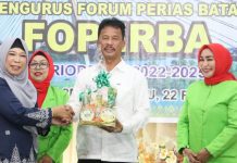read news – Pelantikan Forperba, Rudi: Tingkatkan Daya Tarik Batam Wali Kota Batam, Muhammad Rudi saat melantik dan mengukuhkan Pengurus Forum Perias Batam (Forperba) Periode 2022 - 2025 di Gerai Nelayan 2M Mentarau, Rabu (22/2/2023). Rudi mengucapkan selamat atas pelantikan dan pebgukuhan Forperba. Adapun, ketua terpilih Supriyati Salim. ( Foto : abyaqsa ramadan - batamtv.com)