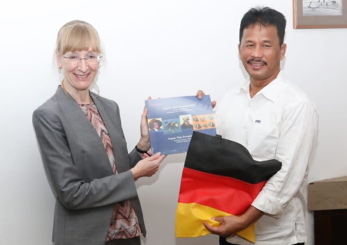 Duta Besar Jerman untuk Indonesia dan Timor Leste, Ina Lepel (kiri)  saat berjumpa dengan Walikota Batam sekaligus Kepala BP Batam, HM Rudi.  di salah satu restoran di Batam, Rabu (22/2/2023).  Dalam pertemuan yang membahas ekonomi Batam secara makro, perkembangan KEK di Batam, dan juga perkembangan perusahaan Jerman di Batam itu, pihaknya tertarik ke Batam. ( Foto abyaqsa ramadan- batamtv.com)