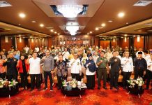 read news-Pemilihan Pengurus Forum Pembaruan Kebangsaan, Jefridin: Jaga Batam tetap Kondusif Aman dan Damai Sekretaris Daerah (Sekda) Kota Batam, Jefridin Hamid (depan,tengah kemeja putih) saat pemilihan pengurus Forum Pembaruan Kebangsaan (FPK) Kota Batam Rabu (22/2/2023) mendukung penuh dengan adanya FPK Kota Batam. Melalui forum ini diharapkan dapat mempererat kerukunan antar paguyuban maupun suku. ( Foto : abyaqsa ramdhan - batamtv.com)