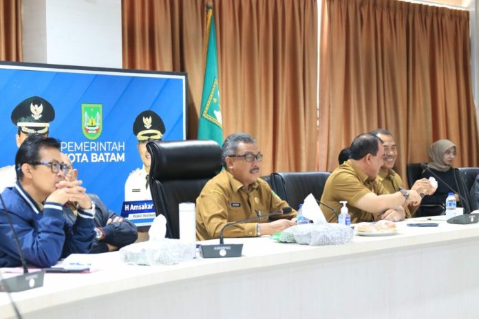 Sekretaris Daerah (Sekda) Kota Batam, Jefridin Hamid  (tengah, kacamata) usai mengikuti secara virtual Rapat Koordinasi Senin (27/2/2023) menyampaikan, Pemerintah pusat meminta atensi dari daerah untuk rutin melakukan rapat-rapat koordinasi pengendalian inflasi karena dirasa sangat memberikan dampak besar bagi pertumbuhan ekonomi. (Foto: abyaqsa ramadan- batamtv.com) 