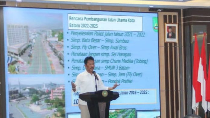 Wali Kota Batam, Muhammad Rudi saat membuka langsung Forum Perangkat Daerah Kota Batam Tahun 2023, di lantai IV Kantor Wali Kota Batam, Senin (27/2/2023). (Foto : muhammad amin - batamtv.com)