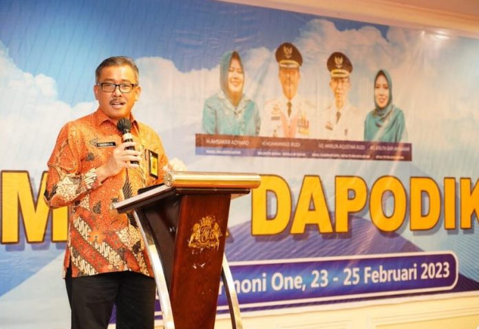 Sekretaris Daerah (Sekda) Kota Batam Jefridin Hamid saat mewakili Wali Kota Batam Muhammad Rudi membuka Bimtek Dapodik dan Pelatihan Pengembangan Tenaga Administrasi Sekolah Jenjang SD Tahun 2023 di Harmoni One Hotel & Convention Centre, Kamis (23/2) pagi. (Foto : abyaqsa ramadan - batamtv.com)