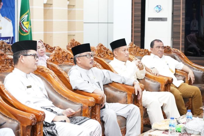 Sekretaris Daerah (Sekda) Kota Batam, Jefridin Hamid (kedua dari kiri) mewakili Wali Kota Batam, Muhammad Rudi.  didampingi oleh Firmansyah Asisten Ekbang sejumlah kepala OPD di lingkungan Pemko Batam, mengikuti Zoom meeting bersama Kementrian PAN RB  .Jumat (24/2/2023). ( Foto : abyaqsa ramadan - batamtv.com )
