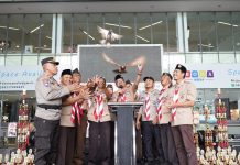 read news – Jefridin Hadiri dan Buka Scout Day Kwarran Batam Kota Sekretaris Daerah (Sekda) Kota Batam, Jefridin Hamid (tengah), membuka Scout Day Kwarran Batam Kota di MB2, Kamis (23/2/2023). Jefridin mengucapkan selamat berlomba untuk para peserta, tunjukkan keahlian sebaik mungkin. ( Foto muhammad amin - batamtv.com)