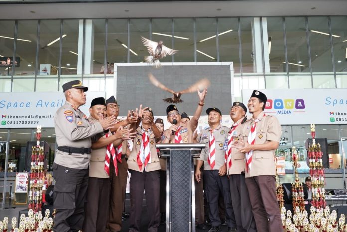 Sekretaris Daerah (Sekda) Kota Batam, Jefridin Hamid (tengah),   membuka Scout Day Kwarran Batam Kota di MB2, Kamis (23/2/2023).  Jefridin mengucapkan selamat berlomba untuk para peserta, tunjukkan keahlian sebaik mungkin. ( Foto muhammad amin - batamtv.com)