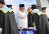 read news – 1.782 Santri TPQ Batam Kota Jalani Wisuda Akbar Sekretaris Daerah (Sekda) Jefridin Hamid (tengah berkacamata) menghadiri Wisuda Akbar Santri TPQ se-Kecamatan Batam Kota tahun 2023 di Mall Botania, Minggu (26/2). (Foto : muhammad amin - batamtv.com)