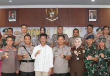 read news – Kejutan Walikota di Ulang Tahun ke 45 Kapolresta Barelang Kapolresta Barelang, Nugroho Tri Nuryanto (kiri) berulang tahun ke 45. Kombespol Nugroho mendapatkan kejutan dari Walikota Batam HM Rudi yang langsung menyambangi markas Polresta Barelang untuk memberikan kejutan kepada Kombespol Nugroho. HM Rudi datang kesana bersama Forkopimda Kota Batam. (Foto : muhammad amin - batamtv.com)