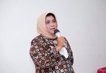 read news – Wako Rahma Ajak Warga Ramaikan Bazar Malam di Tanjungpinang Saat membuka Musrenbang tingkat kelurahan Tanjungpinang Kota, Rabu (1/2/2023), di Kantor Kelurahan Tanjungpinang Kota, Walikota Ranjungpinang Rahma menyampaikan kepada seluruh RT RW dan tamu undangan yang hadir agar bisa bersama-sama mendukung sehingga rencana program pasar malam ini bisa terealisasikan. Tujuan program pasar malam ini diadakan, agar wliayah kota lama bisa kembali hidup seperti dahulu kala. (Foto : abdi perdana - batamtv.com)