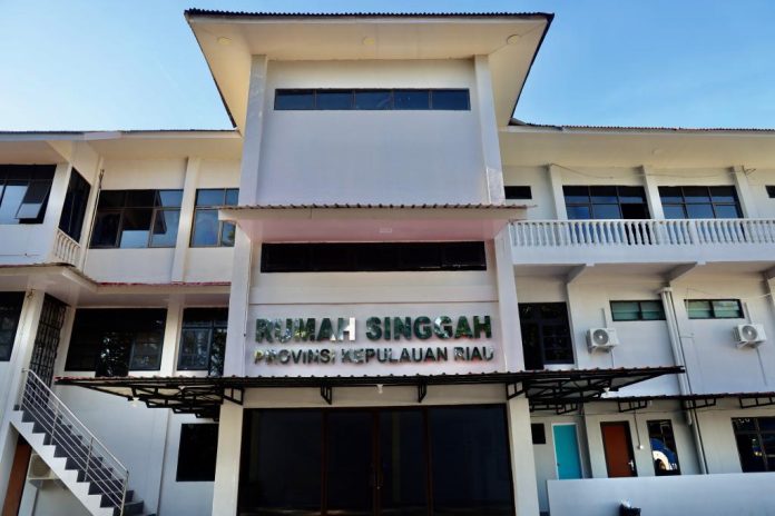 Inilah rumah singgah bagi warga yang sedang menjalani rujukan perobatan di Batam dan Jakarta. Langkah ini  merupakan wujud keseriusan Pemerintah Provinsi Kepulauan Riau terhadap pelayanan kesehatan masyarakat.  Gubernur Kepri Ansar Ahmad, keberadaan dua rumah singgah bagi warga yang sedang menjalani rujukan perobatan ini sangat penting diadakan, Jumat (10/2/3023). ( Foto : dwi susilo - batamtv.com)