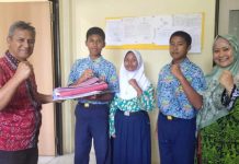 read news – Anak-anak di Batam Lengkapi Diri dengan KIA Kegiatan sosialisasi oleh Perwakilan Anggota Forum Anak Kota Batam, Lutfhy (batik merah) bersama Dinas Pemberdayaan Perempuan, Perlindungan Anak, Pengendalian Penduduk dan Keluarga Berencana (DP3APPKB) Kota Batam dan memberikan edukasi tentang manfaat Kartu Identitas Anak (KIA) kepada warga di RW 026 Perum Buana Vista Indah, Kelurahan Belian, Rabu, (23/2) malam. ( Foto : muhammad amin - batamtv.com)