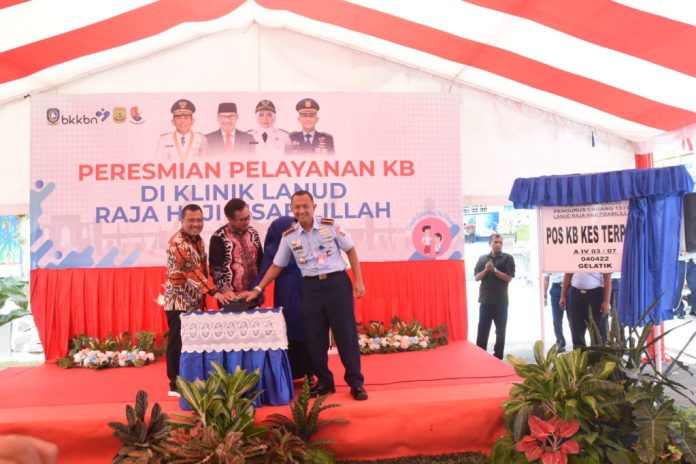 Pelayanan KB ini dipusatkan di Klinik Pratama Lanud RHF di Jl Brigjend Katamso KM 2 Tanjungpinang . Klinik Pratama Lanud RHF ini telah diresmikan Kepala BKKBN RI, dr. Hasto Wardoyo, Kamis (2/2/2023).  Peresmian itu ditandai dengan suara sirine, pemotongan pita serta menyerahkan secara simbolis sarana pelayanan KB kepada Klinik Pratama Lanud Raja Haji Fisabilillah. (Foto : dwi susilo - batamtv.com)